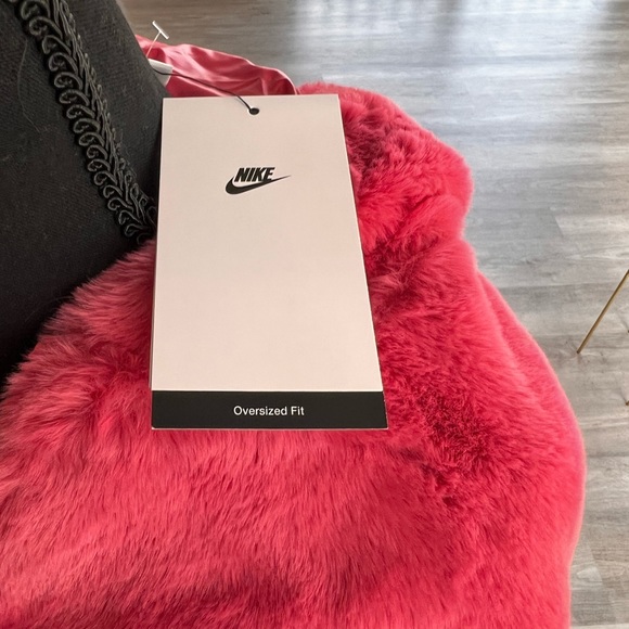 NWT Nike oversized fit faux fur (pink) - Picture 4 of 4